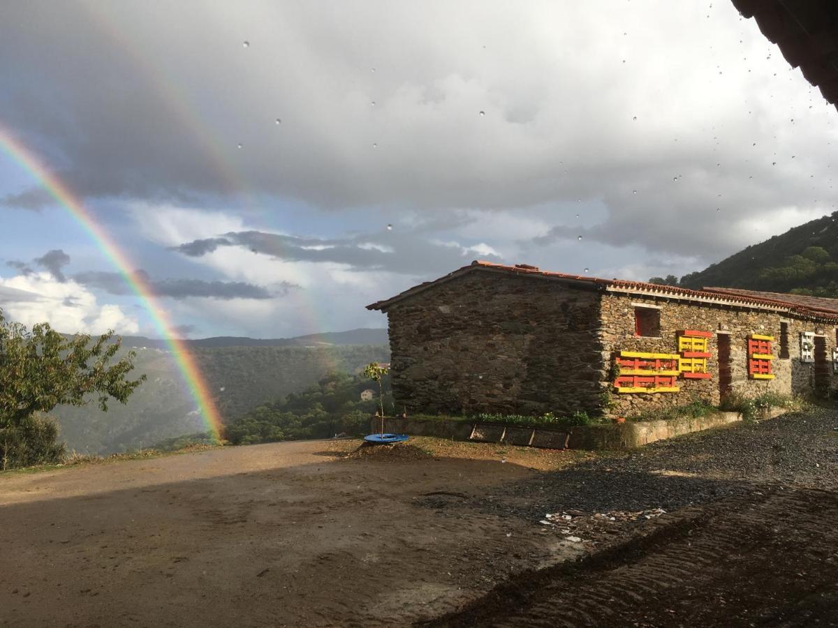 Mosteirinho Negreda Bagian luar foto