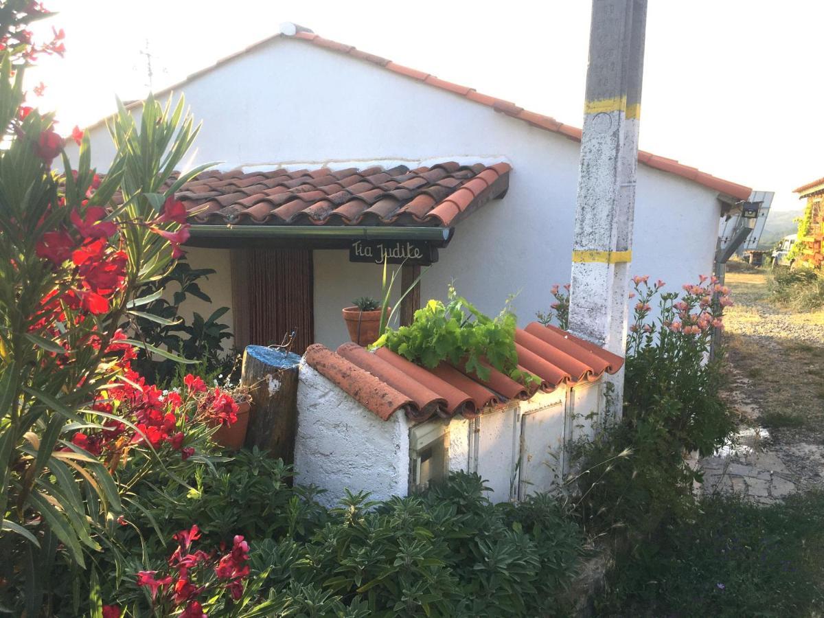 Mosteirinho Negreda Bagian luar foto
