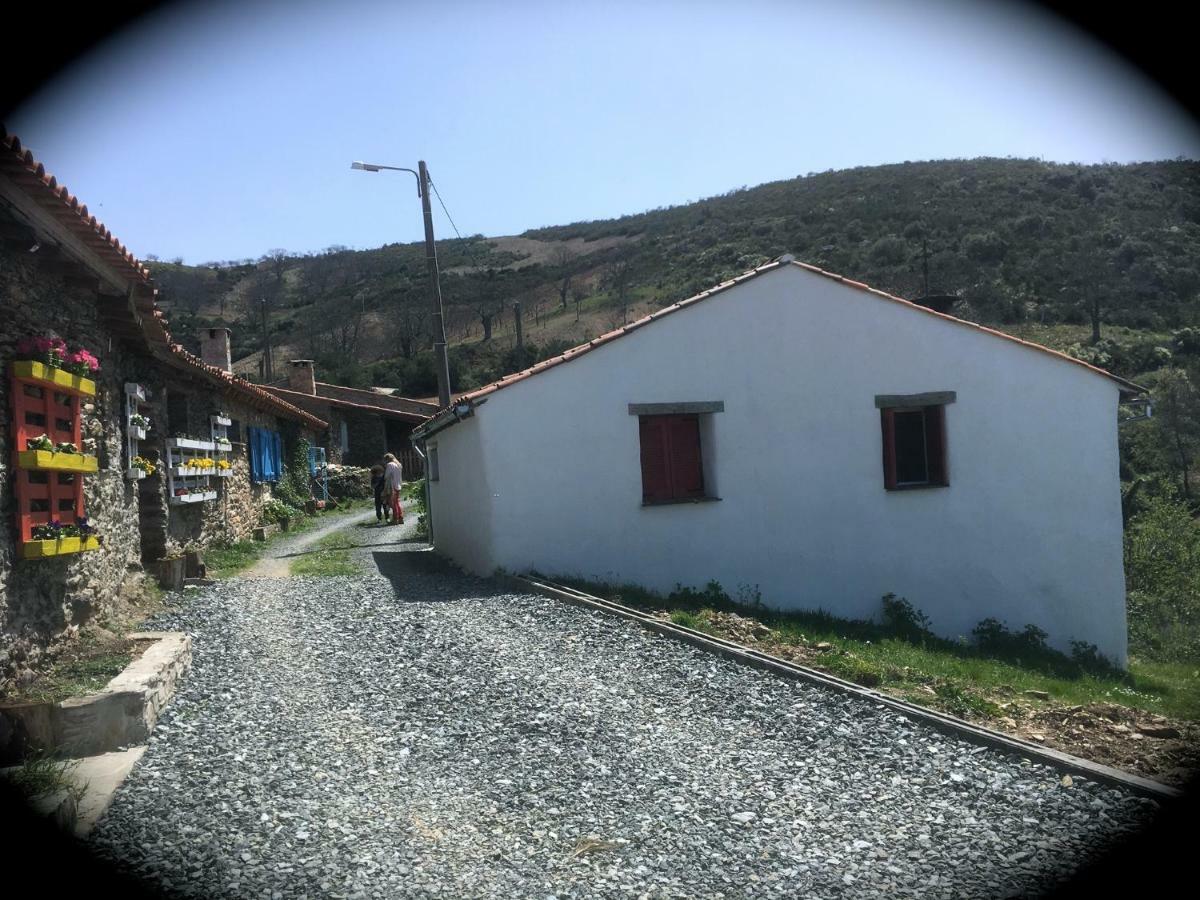 Mosteirinho Negreda Bagian luar foto